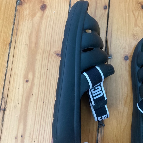 Ugg sandals with strap - Picture 2 of 3